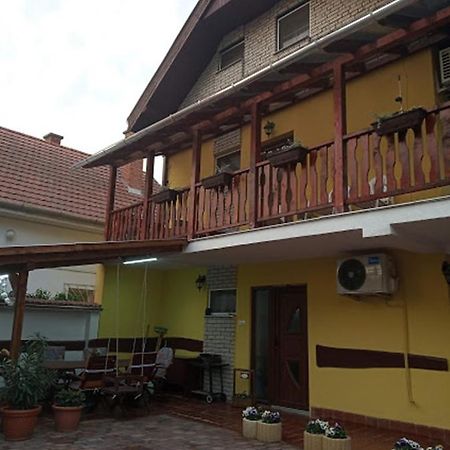 Bazsi Apartman ハイデゥソボスロー エクステリア 写真