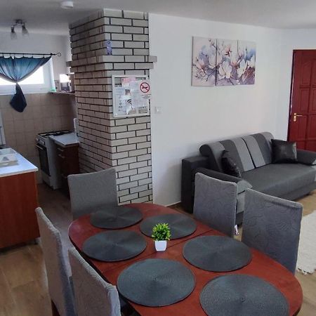Bazsi Apartman ハイデゥソボスロー エクステリア 写真