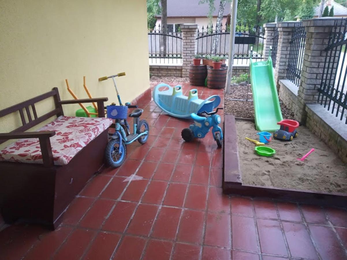 Bazsi Apartman ハイデゥソボスロー エクステリア 写真