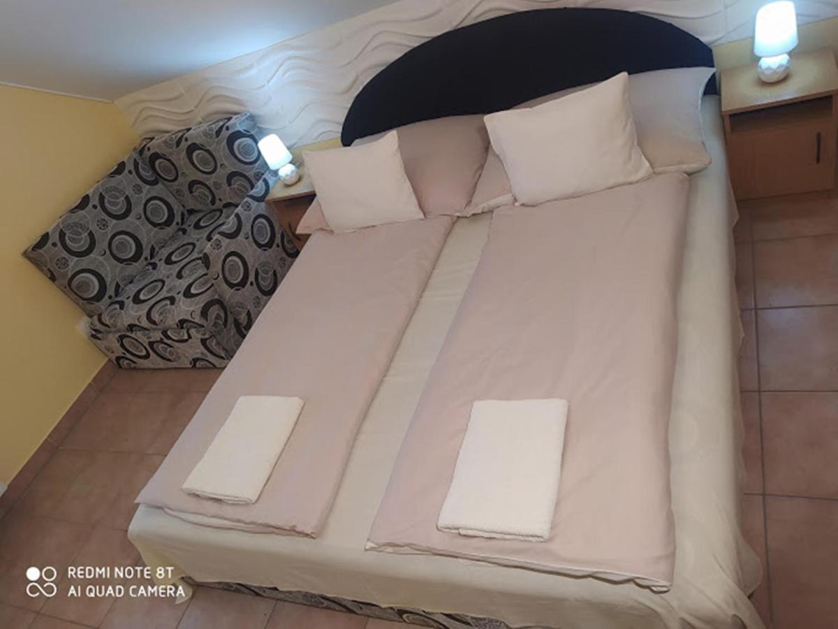 Bazsi Apartman ハイデゥソボスロー エクステリア 写真