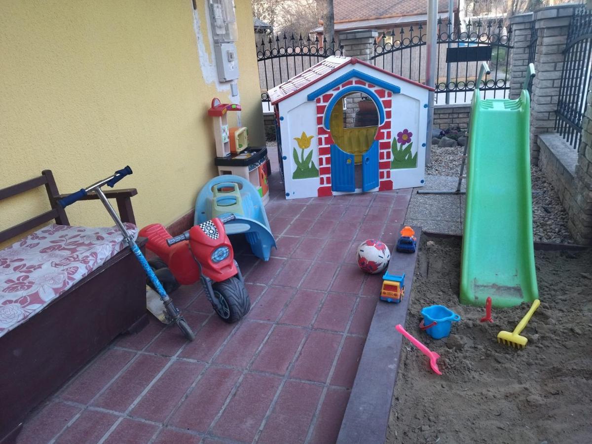 Bazsi Apartman ハイデゥソボスロー エクステリア 写真