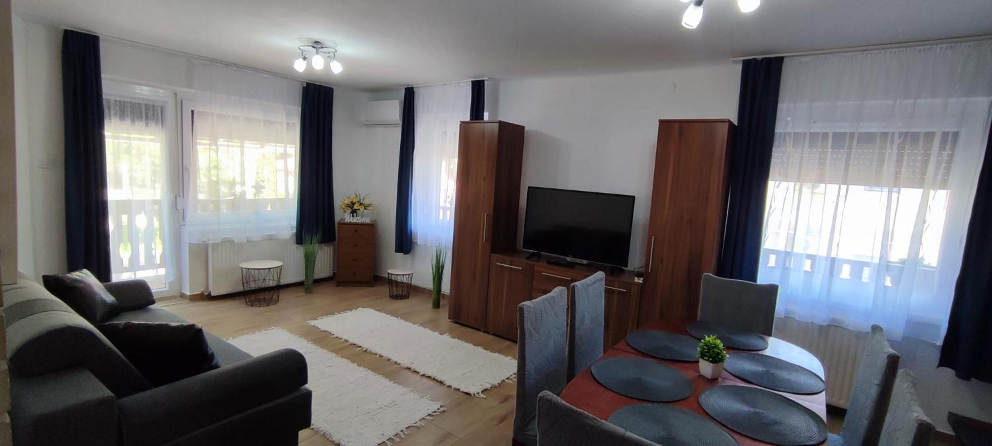 Bazsi Apartman ハイデゥソボスロー エクステリア 写真