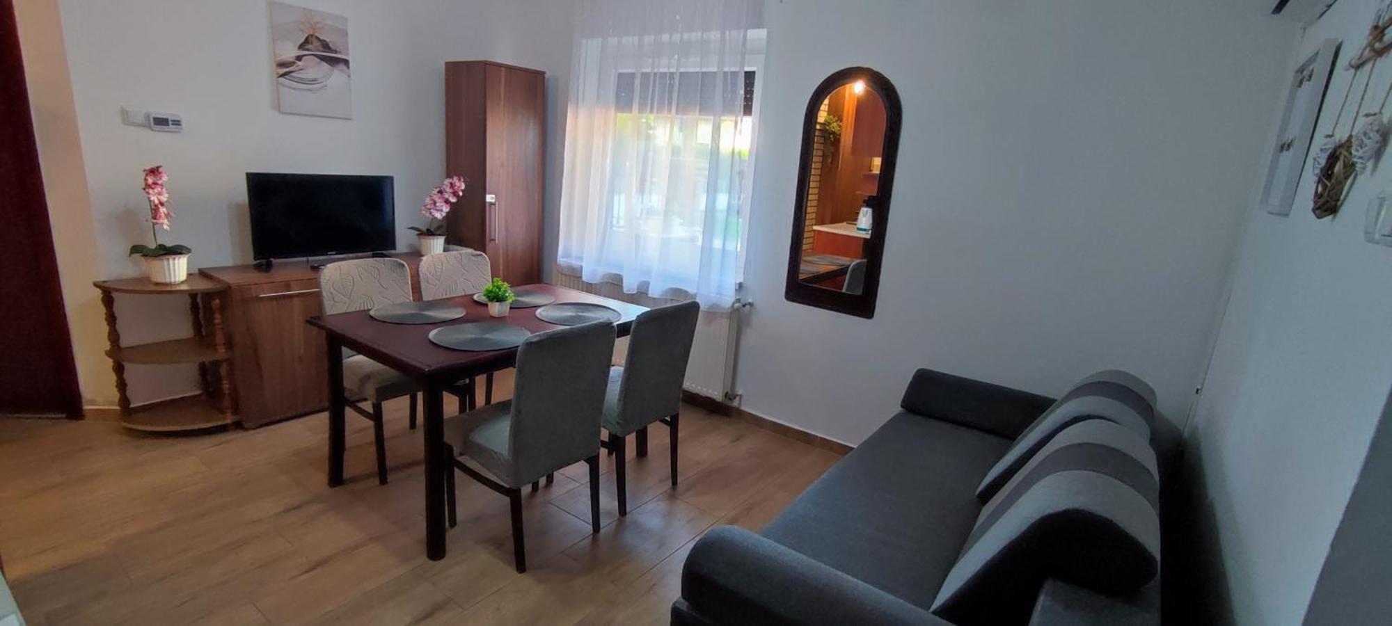 Bazsi Apartman ハイデゥソボスロー エクステリア 写真